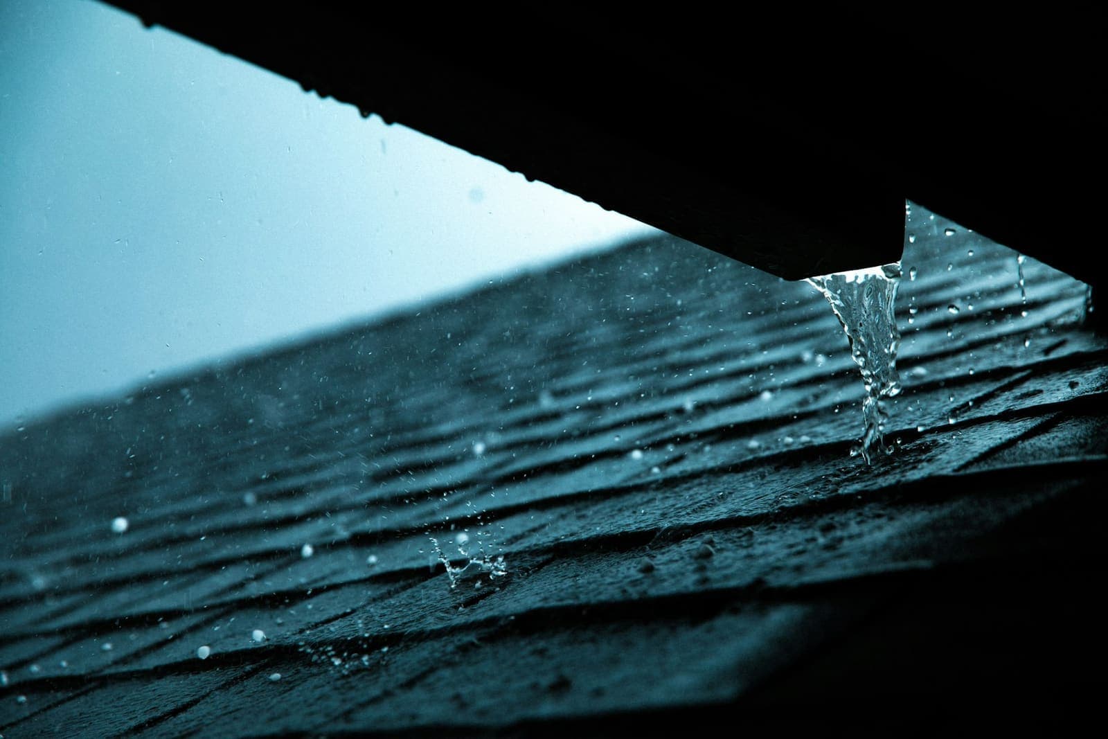 Seamless gutter installation